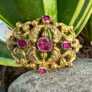 18k 3.50 CTTW - Edwardian Era Ruby brooch